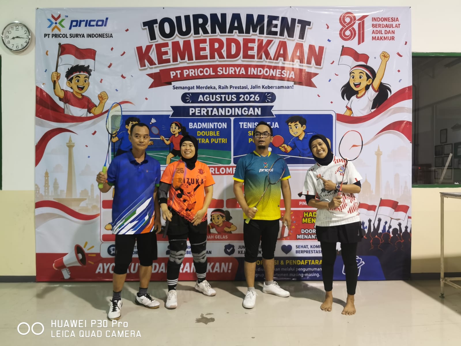 Momen kebersamaan peserta dengan raket di tangan