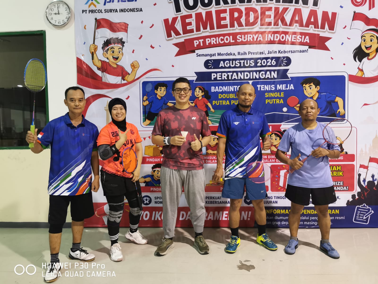 Foto bersama seluruh peserta dan panitia dengan latar banner Tournament Kemerdekaan PT Pricol Surya Indonesia