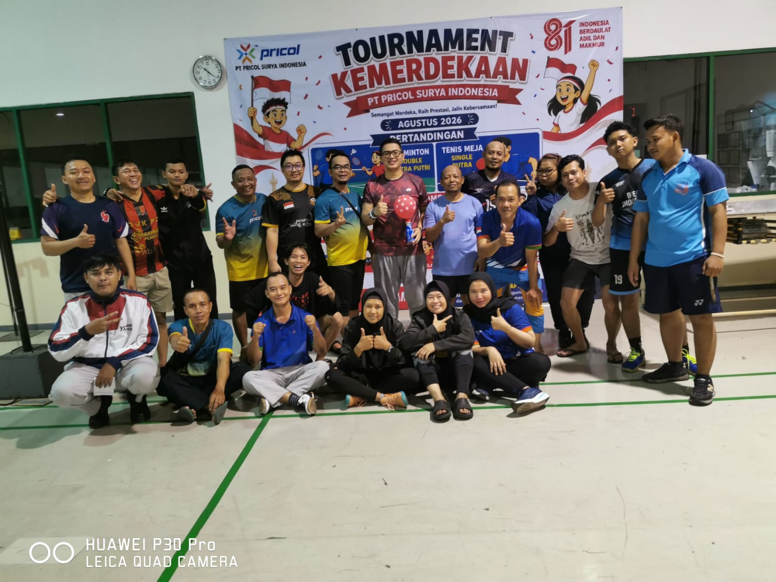 Shuttlecock dan raket dalam kebersamaan peserta turnamen