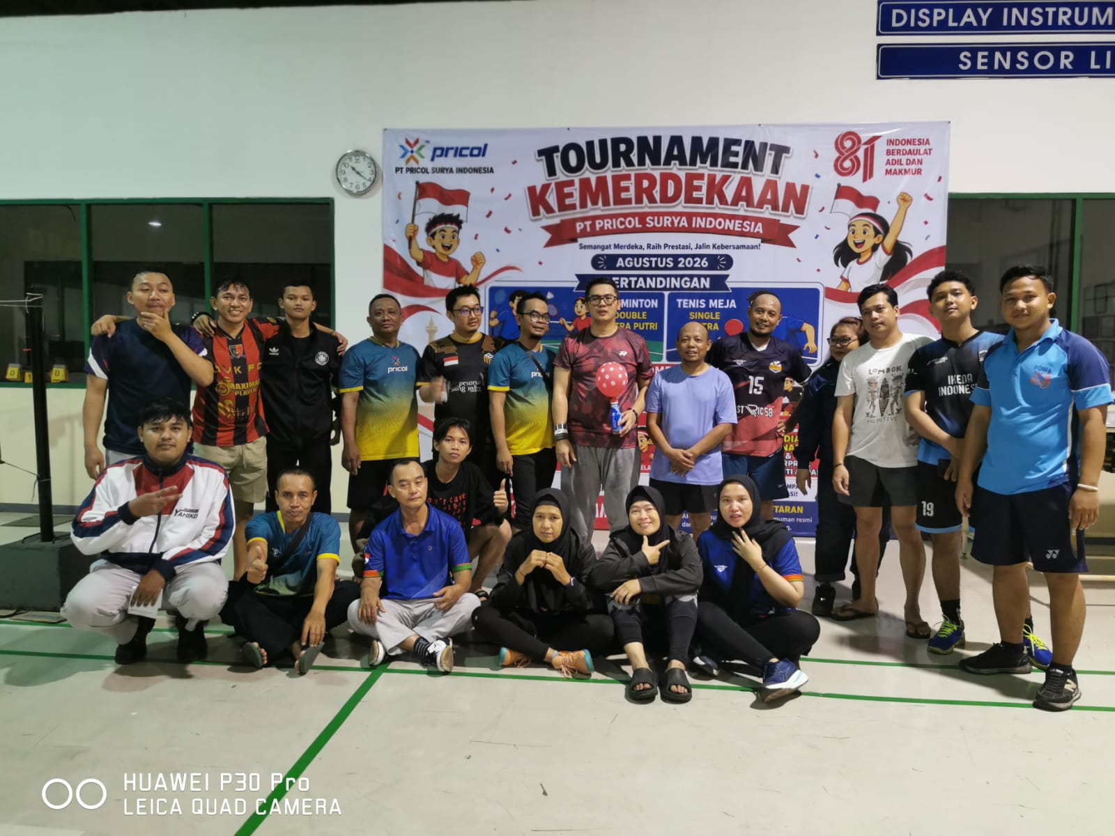 Pembawa acara memandu jalannya turnamen badminton dengan mikrofon