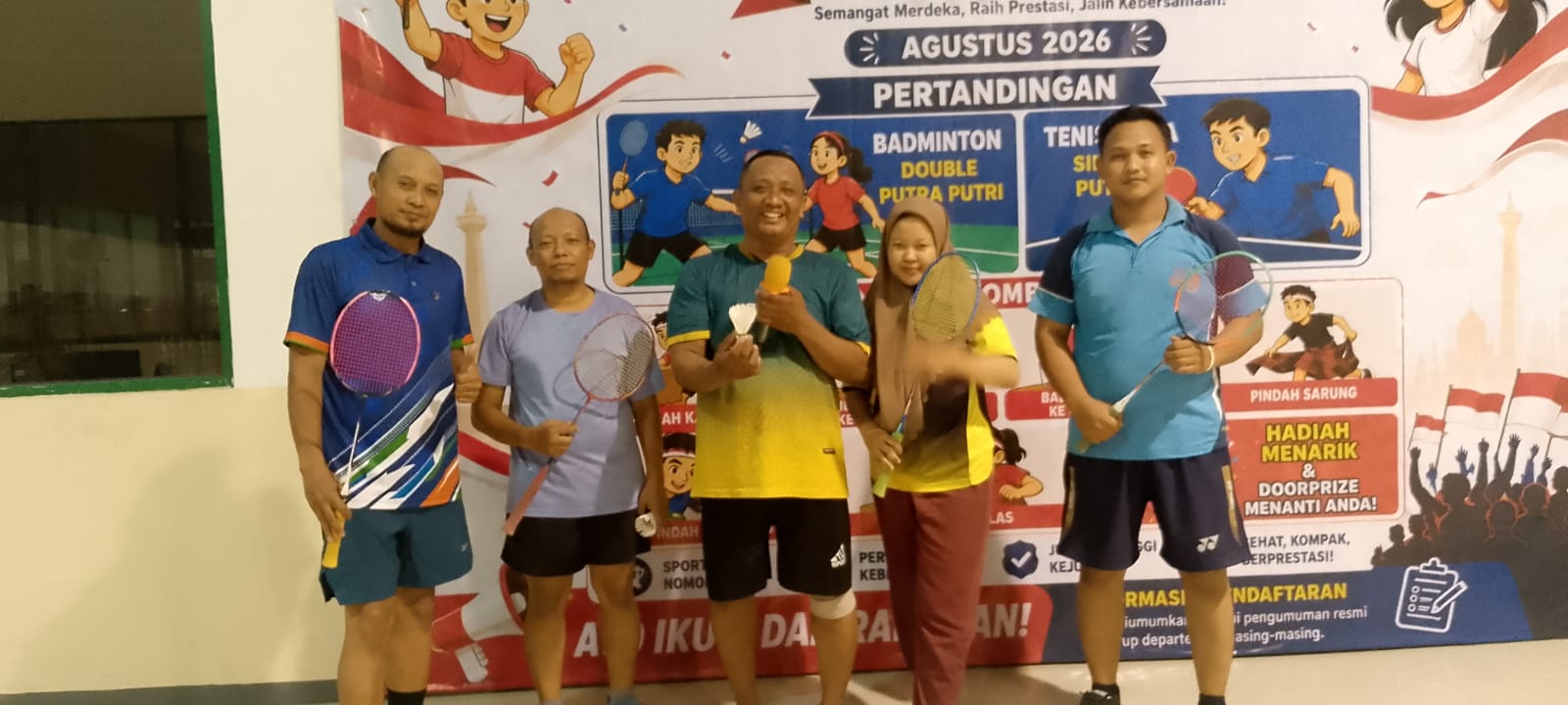Bingkai kenangan peserta friendly match badminton PT IPP dan PT Pricol Surya Indonesia